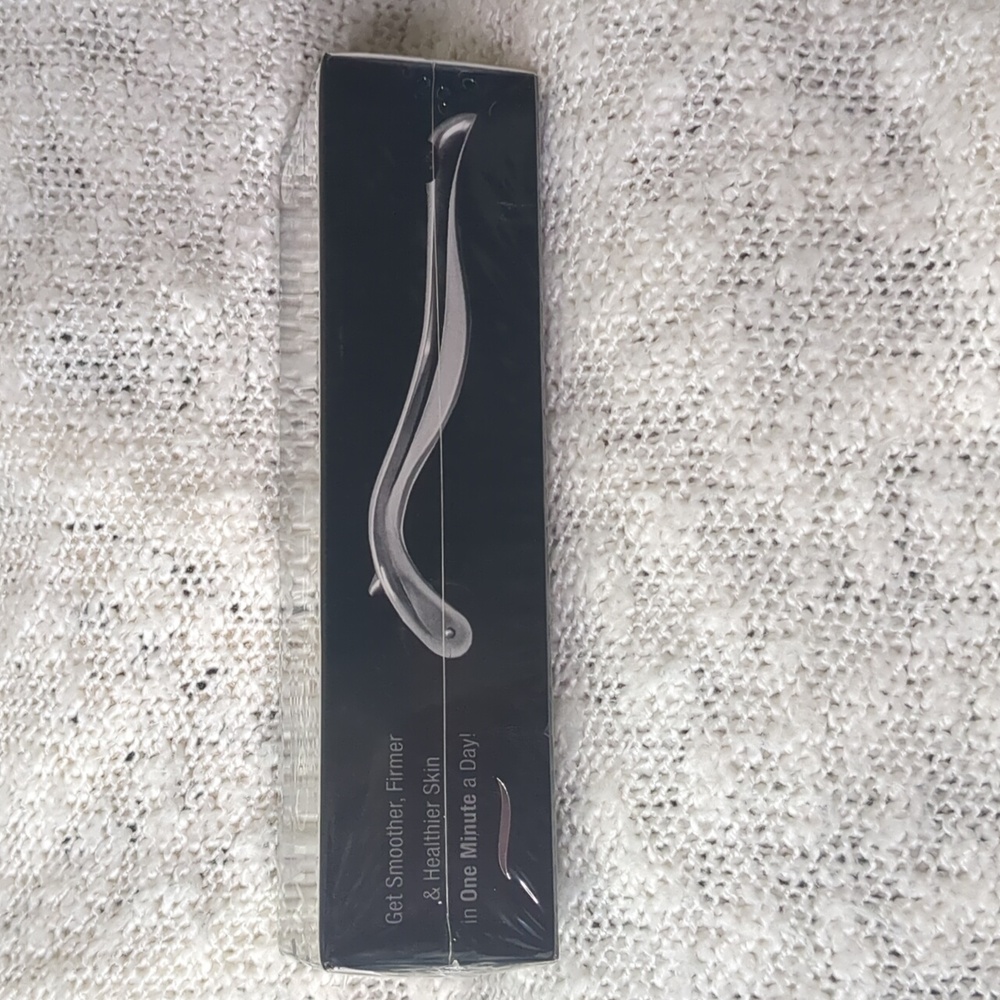 Beauty by ORA Silver Deluxe Microneedle Roller (0.25mm), One Skincare Tool - Picture 11 of 13